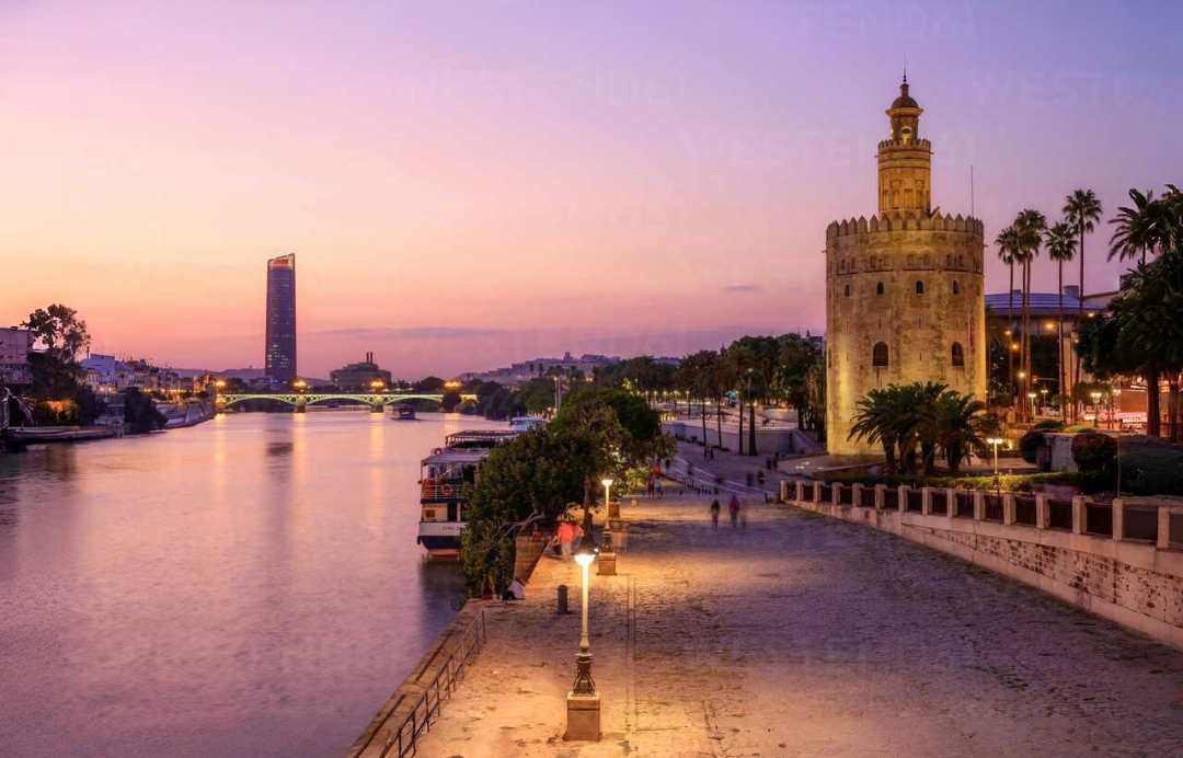 la torre del oro a orillas del rio guadalquivir sevilla sevilla andalucia espana europa rhplf12877